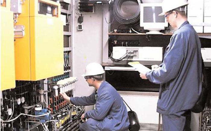 儀表工在現(xiàn)場進(jìn)行儀表維修-http://rjxysw.com/tech/1194.html