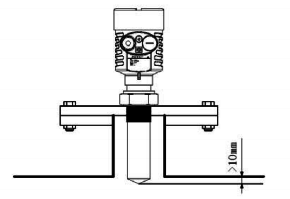 被測罐體中，變送器安裝連接短接過長，雷達液位計天線未出安裝短接