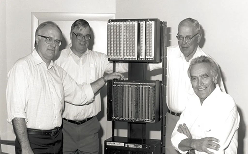 迪克·莫利先生和他的技術(shù)團(tuán)隊(duì)