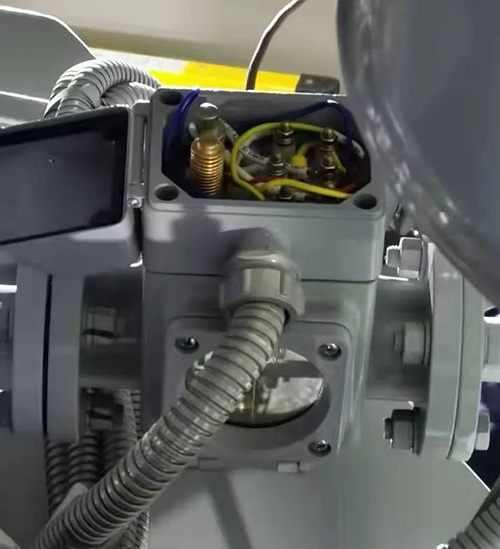 瓦斯繼電器接線盒以及左側的測試頂針